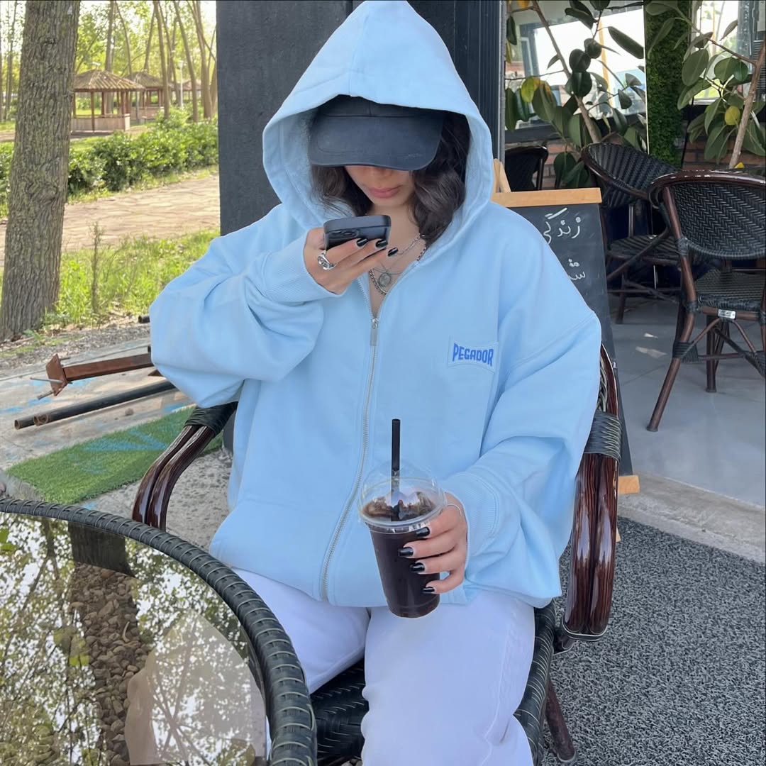 Oversized  Hoodie with Kangaroo Pocket – Casual Streetwear Pullover Sweatshirt"