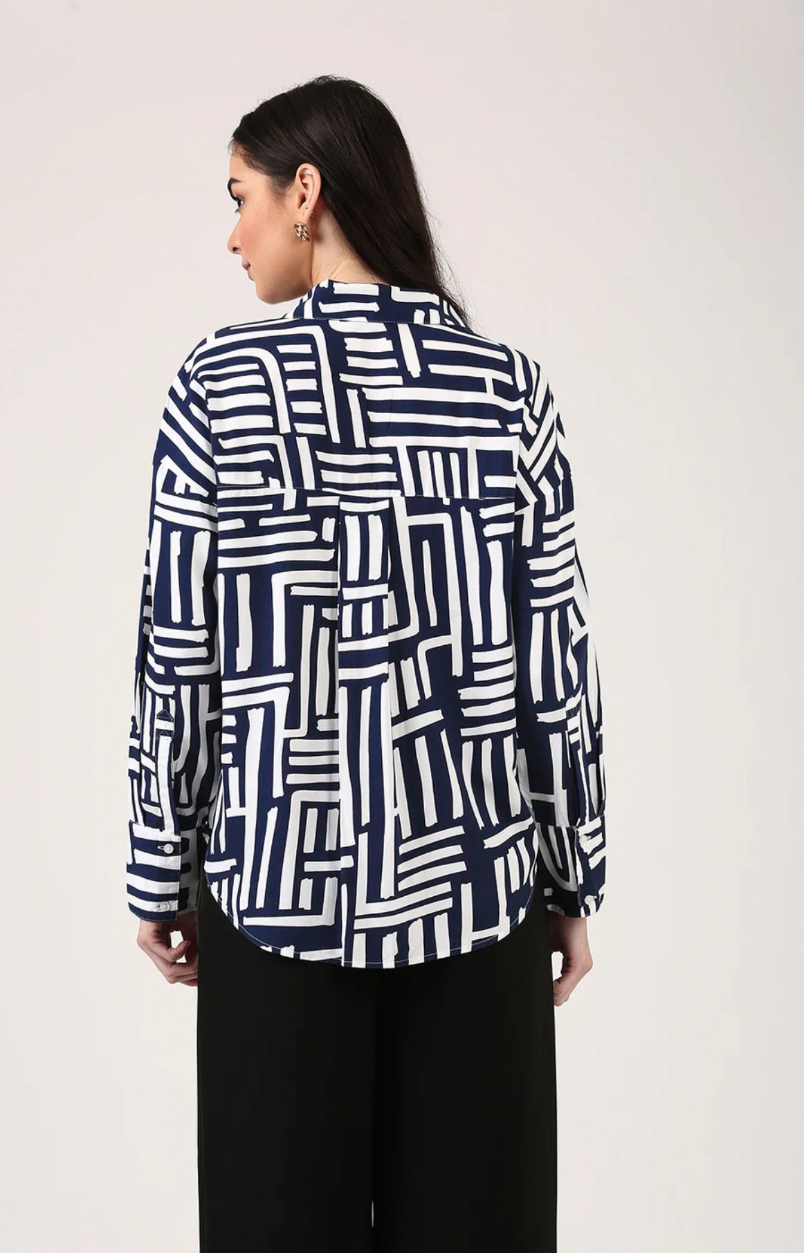 AZUR & BLANC PRINTED SHIRT Pair this 90s-inspired printed shirt with denims, shorts, or skirts for a cool, off-duty vibe, or with formal pants for a laid-back office look.